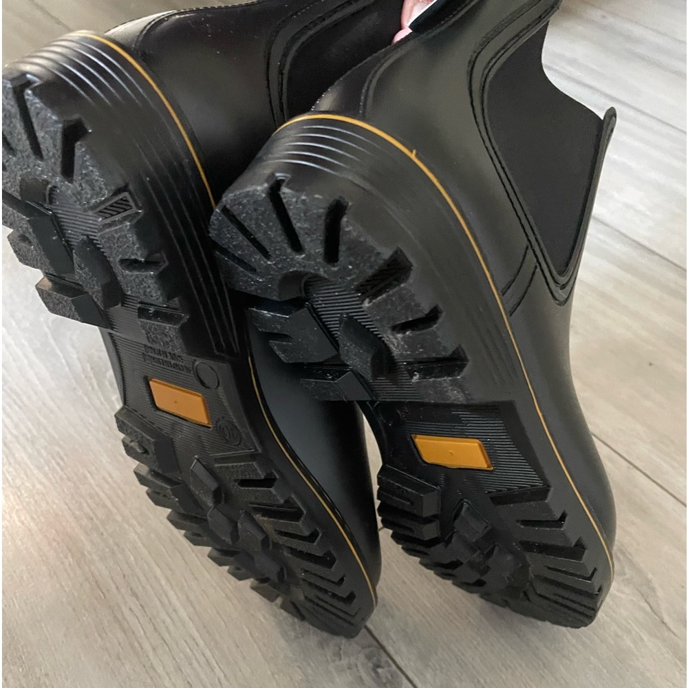 NWT, black Chelsea boots